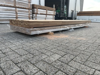 Ca. 84x Guyana Teak dekdelen gevingerlast, 21x70mm, lengte 300cm